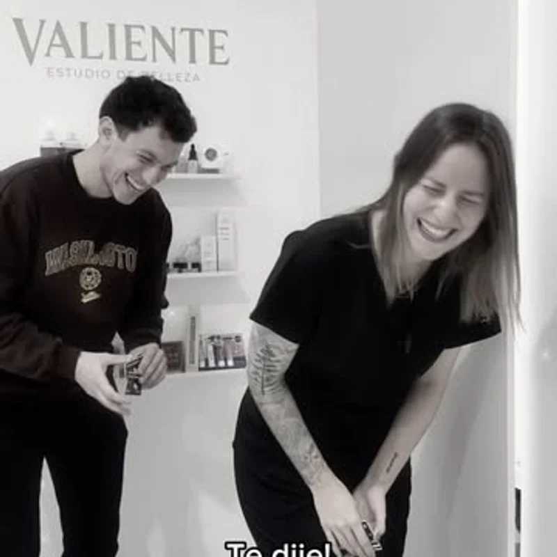 Dos integrantes del equipo de Valiente Estudio de Belleza en el local