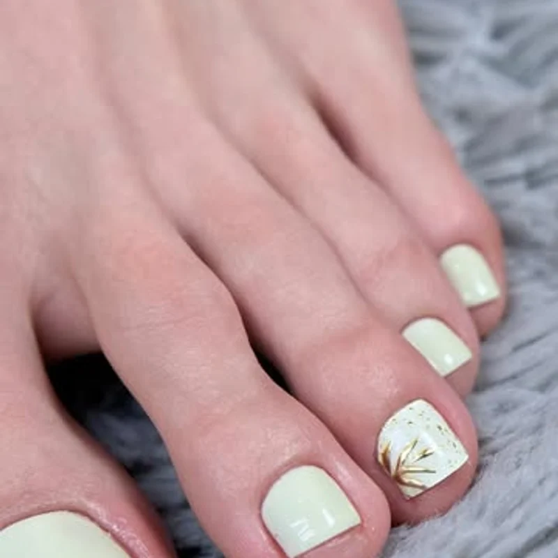 Manicure terminado con esmalte verde claro
